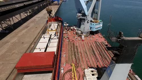 Ucrania: vista aérea de mayo de 2016 de una carga sobredimensionada que se recarga desde un barco a una grúa Pontoone