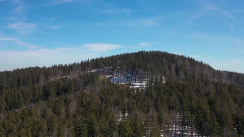 Une vue aérienne avec le grand angle dans l'un des sommets du mont. Durmitor au Monténégro