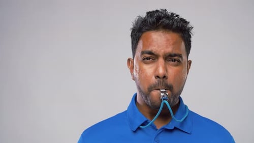 Un arbitre indien siffle et montre un carton rouge