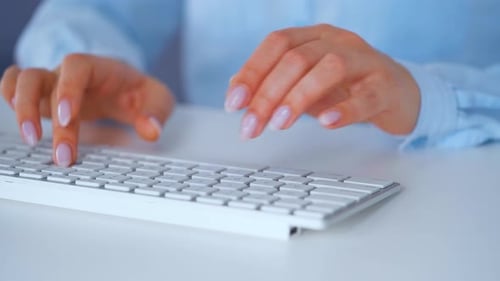 Weibliche Hände tippen auf einer Computertastatur. Konzept der Remote-Arbeit.