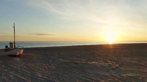 Ruhige Aufnahme von Slettestrand Beach in Jütland mit ruhigem Wasser bei Sonnenaufgang