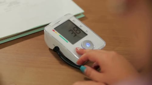 Nahaufnahme des Tonometers zur Blutdruckmessung