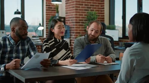 Candidato feminino participando da entrevista de emprego