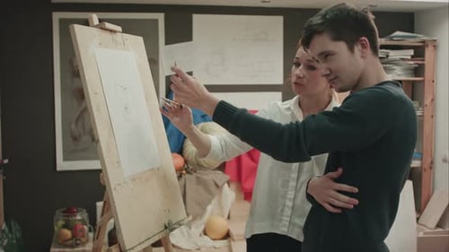 Peintre enseignant à un jeune homme comment dessiner un visage classique