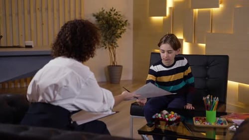 Kinderpsychologe analysiert Zeichnung des Patienten