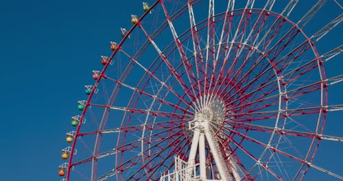 Riesenrad mit blauem Himmel