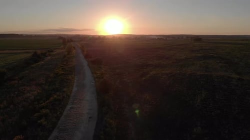 Idyllischer Sonnenuntergang auf dem Land