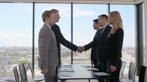 Pessoas de negócios apertando as mãos