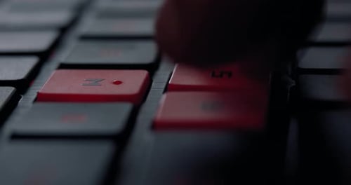 Junger Teenager spielt Videospiele auf einem PC, konzentriert sich auf die Hand des Jungen mit der Tastatur