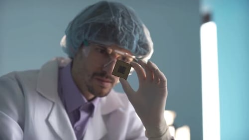 L'ingénieur tient un processeur informatique