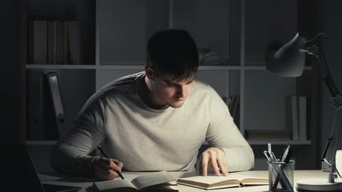 Nachtstudium zu Hause Lernen Student arbeitet spät