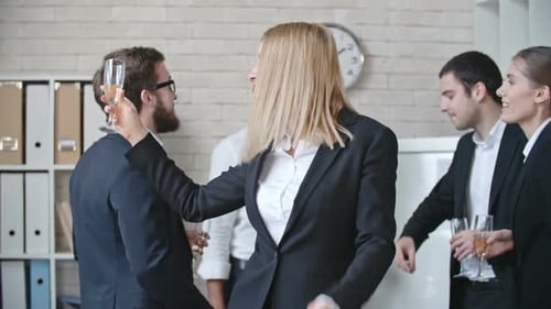 Festejando no escritório