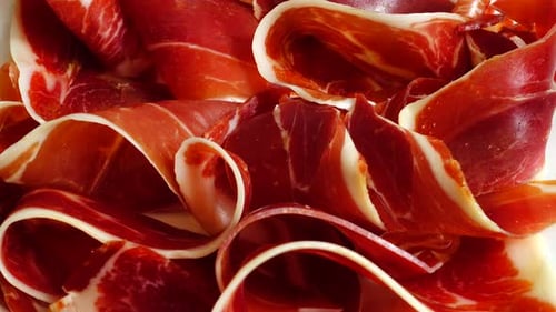 Jamon dans l'assiette. Tir en mouvement.