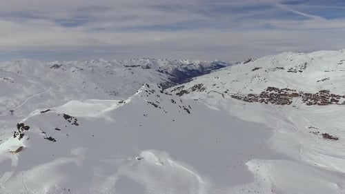 Vue aérienne de skieurs en montagne