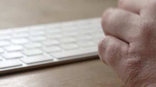 digitando as mãos em um closeup de teclado com cameraement
