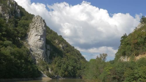 Sculpture du dernier roi de Dacia Decebalus Rex 4K 2160p UHD - Tête de Decebalus Rex incisée dans la pierre
