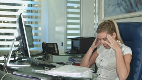Jeune femme d'affaires fatiguée et endormie au bureau avec un ordinateur portable