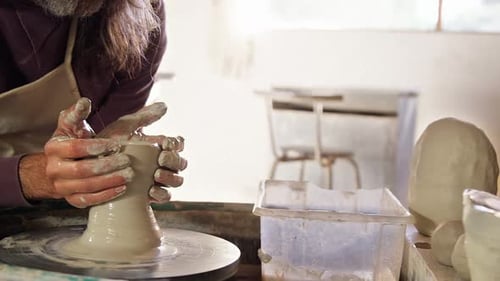 Potier mâle fabriquant un pot