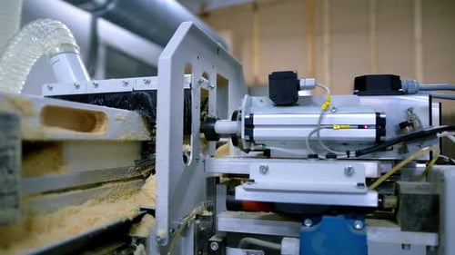 Herstellung von Türen. Herstellung von Holztüren an der automatisierten Werkzeugmaschine