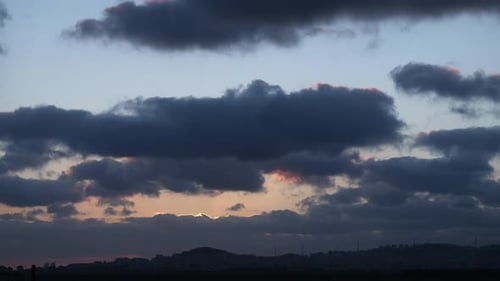 Paysage urbain - Coucher de soleil avec nuages en mouvement