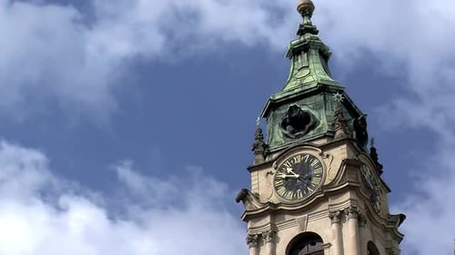 Zeitraffer von Wolken an der St.-Nikolaus-Kirche