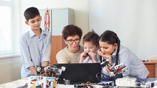 Enthusiastic Students Learning Robotics with Teacher