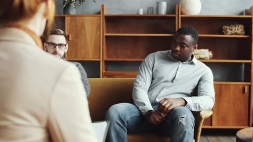 Multiethnisches schwules Paar beschwert sich über Beziehungen zu einer Beraterin