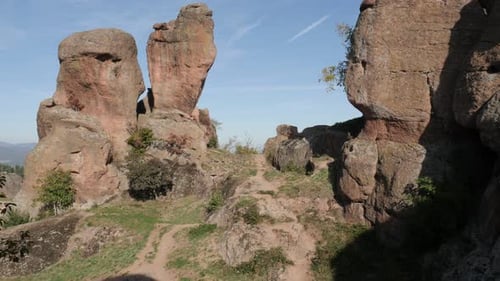 Sandsteinfelsen in der Nähe der Stadt Belogradchik langsame Neigung 4K 2160p 30fps UltraHD-Aufnahmen - Gruppe von Strange