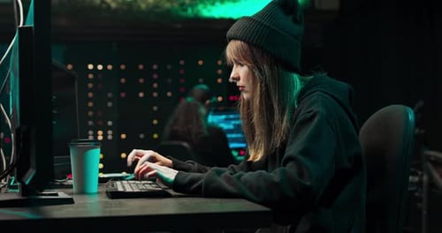 Une adolescente brillante pirate les systèmes de sécurité dans la cachette secrète de son petit ami