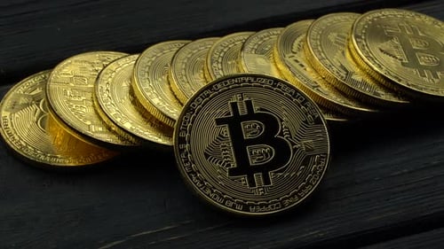 E-Business-Währung Bitcoin-Goldmünzen auf grauem Tisch. Nahaufnahme