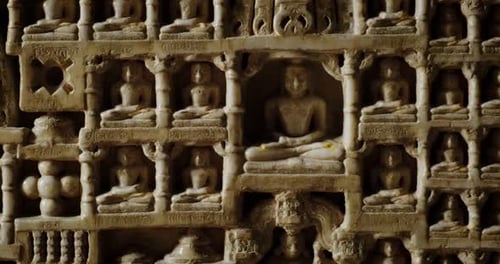Gravures complexes sur le mur du magnifique temple jaïn de Ranakpur ou du Chaturmukha Dharana Vihara Mandir