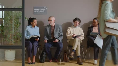 Candidats discutant dans la file d'attente pour