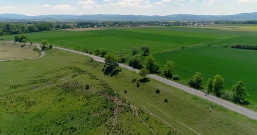 Luftaufnahme von zwei Radfahrern beim Radfahren in den Bergen