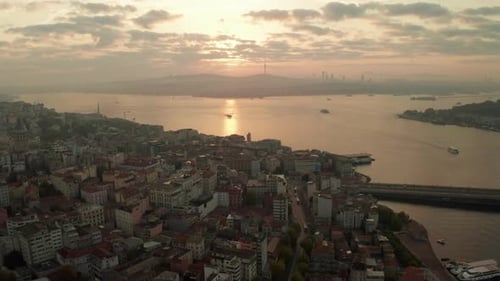 Sonnenaufgang Morgen über Istanbul aus der Perspektive einer Drohne mit reflektiertem goldenem Licht