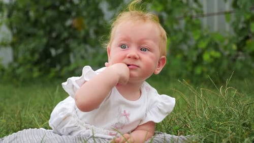 Die Zähne schneiden durch. Hintergrund beim Zahnen von Babys. Probleme beim Zahnen von Babys. Finger im Mund.