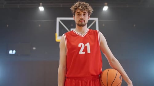 Retrato de un jugador de baloncesto caucásico mirando seriamente a la cámara Campeonato de baloncesto