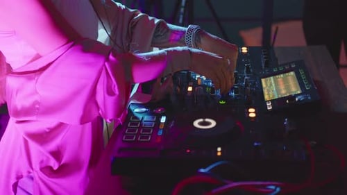 DJ Hands Control Soundkonsole zum Mischen von Musik im Disco Club