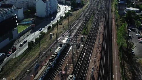 City Passenger Train bewegt sich auf der Strecke in der Nähe der Stadt