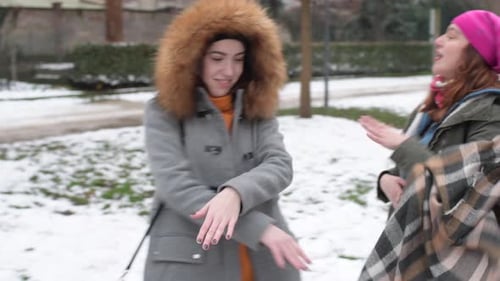 Zeitlupe fünf junge Frauen multiethnische Outdoor-Schneefeld Spaß beim Tanzen haben