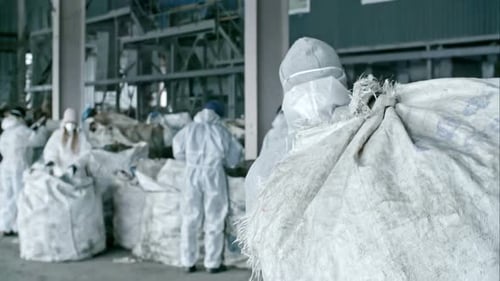 Bolsa de transporte de trabajadores con basura en la fábrica
