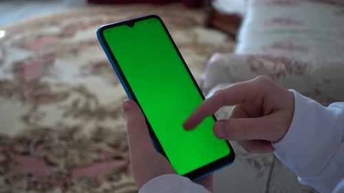 Ein Teenager betrachtet Informationen auf einem Smartphone