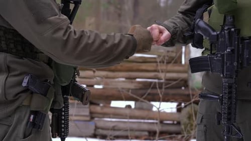 Gros plan hommes méconnaissables se cognant les poings marchant dans différentes directions dans la zone de guerre