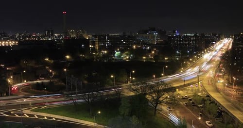 Sentiers lumineux sur l'autoroute de New York la nuit, New York, New York, États-Unis