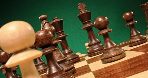Jeu d'échecs sur échiquier noir et blanc. Effet Parallax.