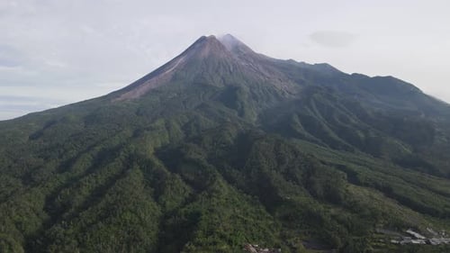 Malerischer Blick auf den Merapi-Berg, einem der beliebtesten Reiseziele in Yogyakarta, Indonesien.