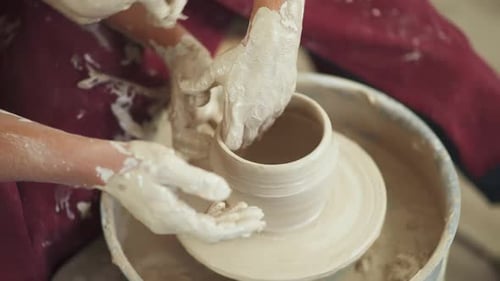 Vue du dessus Fabrication de vaisselle artisanale Le jeune couple Potter fabrique un pichet en argile