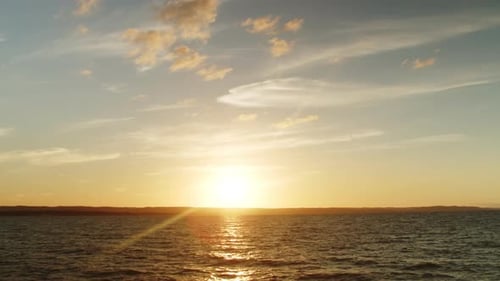 Zeitraffer bei Sonnenuntergang über Meer oder Meer