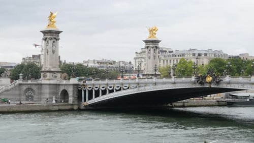 PARIS, FRANCE - AOÛT 2015 Magnifiques statues dorées détaillées du pont Alexandre III sur la Seine en P
