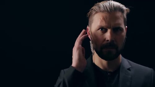 Porträt eines bärtigen Leibwächters im Kopfhörer