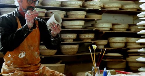 Potier masculin peint une œuvre d'art en céramique 4k